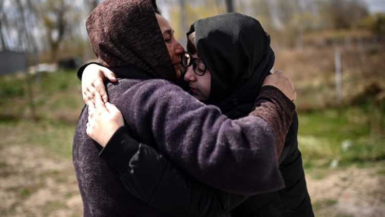 L'abbraccio tra due rifugiati dell'Ucraina