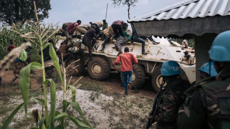 Freiwillige Helfer des Roten Kreuzes in der DR Kongo besteigen ein gepanzertes Fahrzeug (Archivbild)