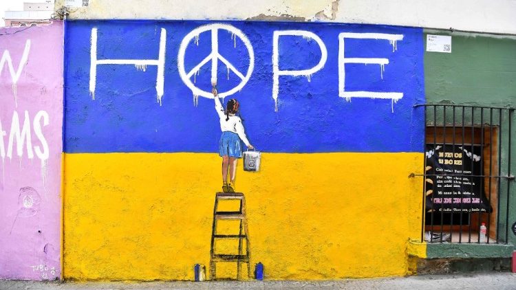 Eine Wandmalerei in den Farben der ukrainischen Flagge