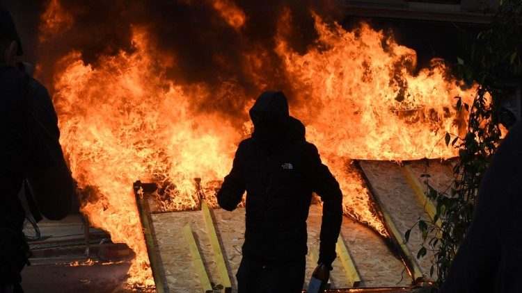 Scene di violenza a Parigi durante le manifestazioni del primo maggio