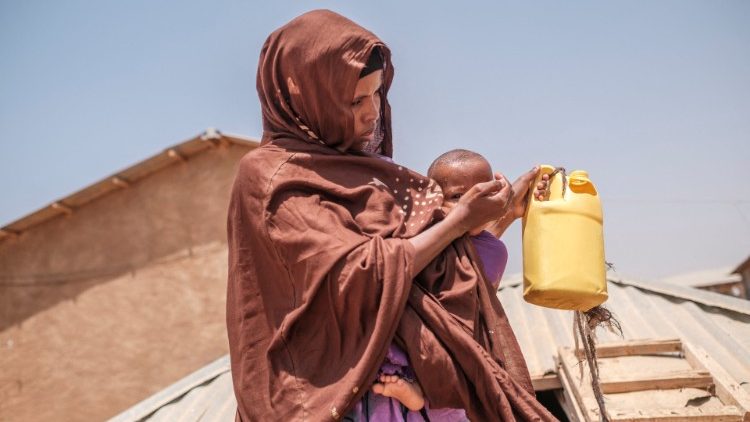 Una donna etiope con gli aiuti alimentari forniti dal World Food Program per affrotnare la siccità record