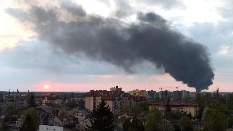 Un nuage de fumée dans le ciel de Lviv, le 3 mai 2022. 