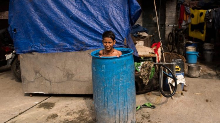 Extreme Hitze zwingt die Menschen in Indien zu "ungewöhnlichen" Maßnahmen