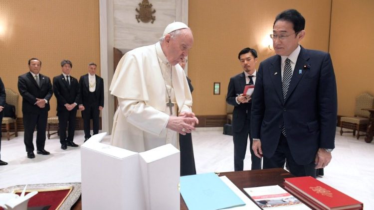 जापान के प्रधानमंत्री फुमियो किशिदा के साथ संत पापा फ्राँसिस