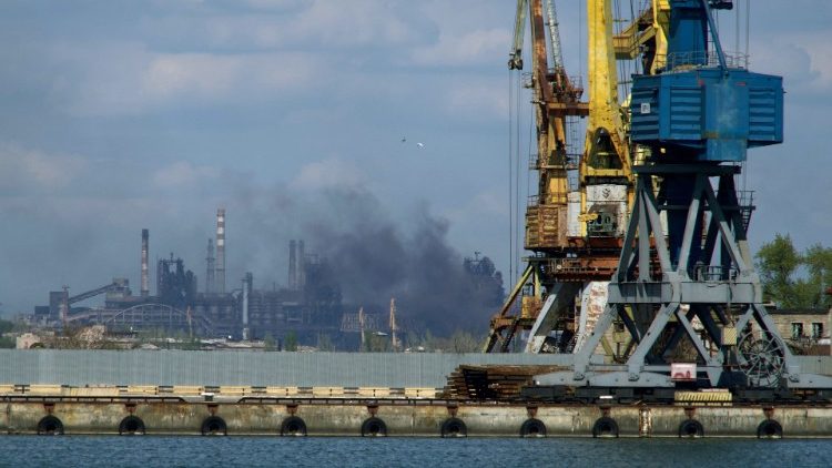 Ucrania: bombas en la planta siderúrgica de Azovstal