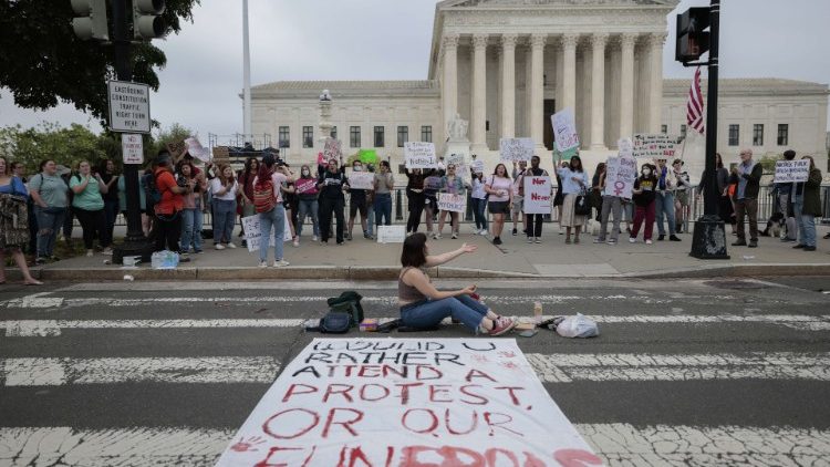 Демонстрациите пред Върховния съд на Вашингтон , 4 май 2022