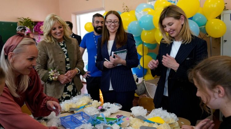 Užhorode vaikai daro dovanėles mamoms. Jie sulaukė staigmenos: JAV pirmosios ponios J. Biden ir Ukrainos pirmosios ponios O. Zelenskos vizito