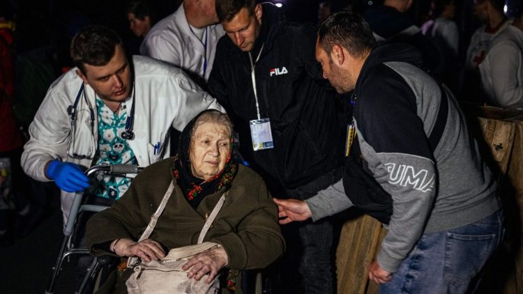 Iš Mariupolio gegužės 8 d. evakuota vyresnio amžiaus moteris
