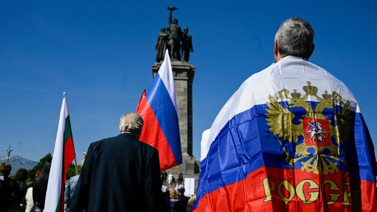 Un homme porte le drapeau russe, à l'occasion du "jour de la Victoire", fêté le 9 mai 2022 en Russie.