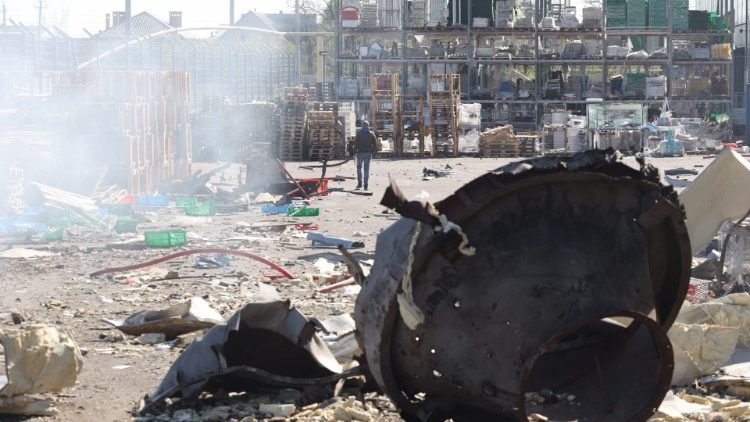 Raķetes fragmenti sagrautā tirdzniecības un izklaides centra priekšā Odesā