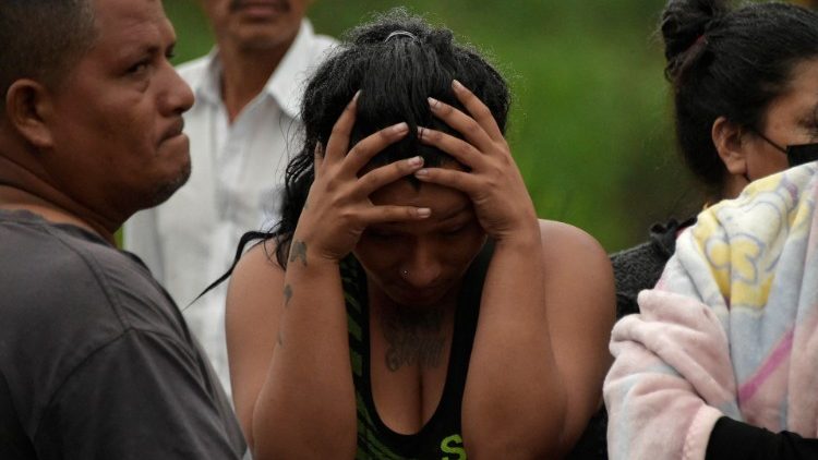 Desesperación del familiar de un recluso que espera noticias en el exterior de la prisión en Santo Domingo de los Tsachilas, Ecuador.