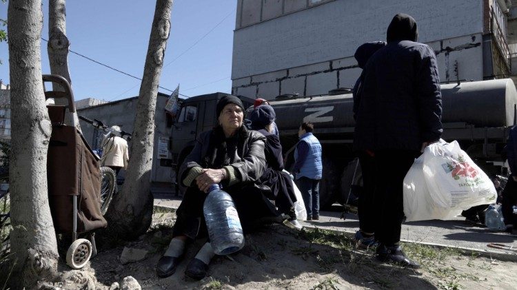Pobladores en Mariupol hacen cola para recibir un poco de agua