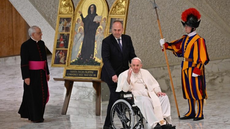 El Papa saluda a los peregrinos italianos