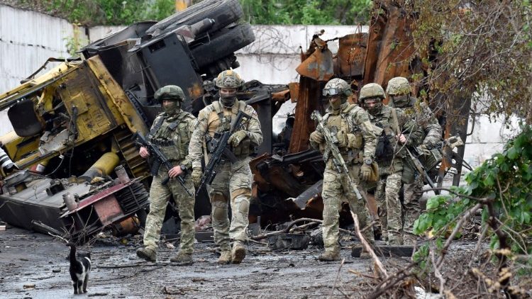 Militari in azione a Mariupol