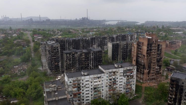 Zerstörte Häuser in Mariupol (im Hintergrund das Azow-Stahlwerk)