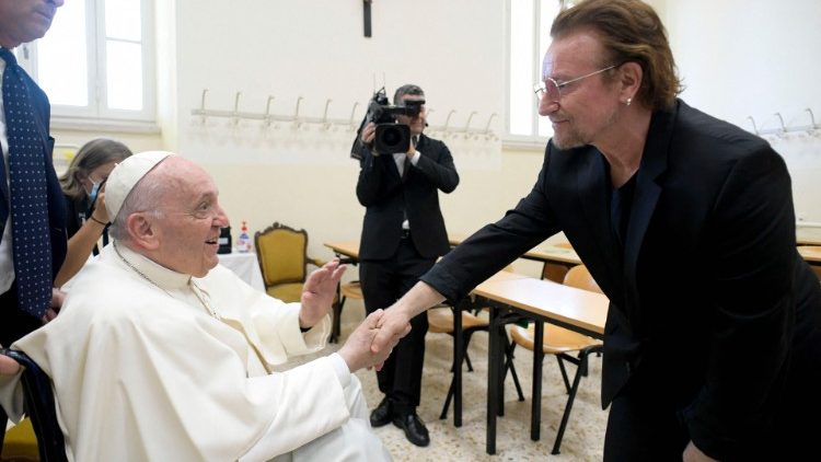 Папа Франциск и лидер группы U2 Боно