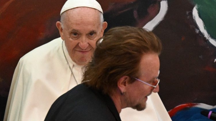 Der Papst mit dem Leadsänger der U2