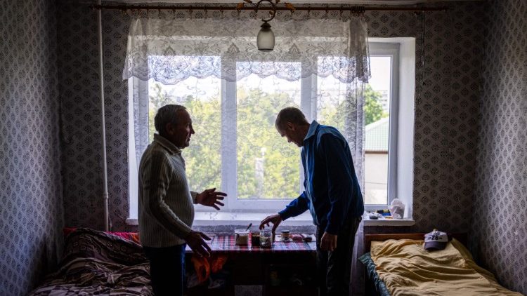 Des hommes préparent un repas à Kharkiv, le 19 mai.