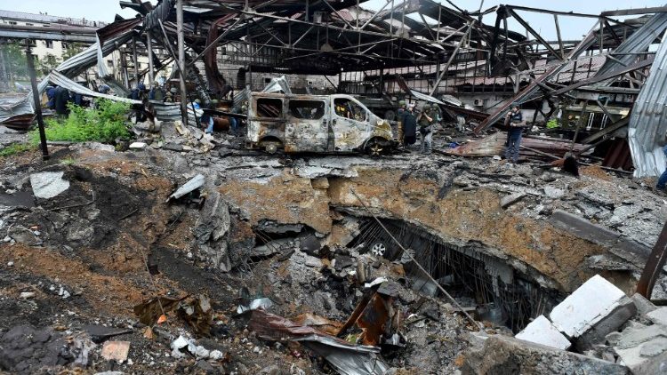 Una terribile immagine di distruzione nel porto di Mariupol, nel sudest dell'Ucraina
