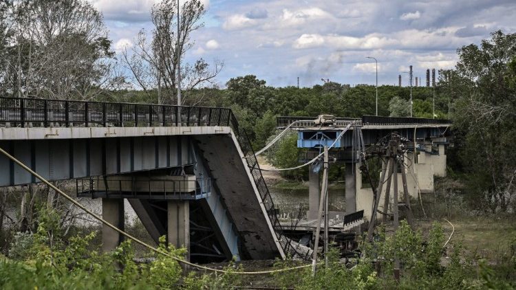Uma ponte destruída no Donbass