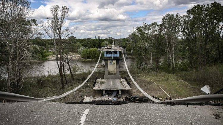 Il ponte distrutto che collega la città di Lysychansk con la città di Severodonetsk
