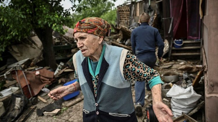 Un'anziana donna Ucraina a Bakhmut, in Donbass, dinanzi alla sua abitazione danneggiata dai bombardamenti (Aris Messinis / Afp)