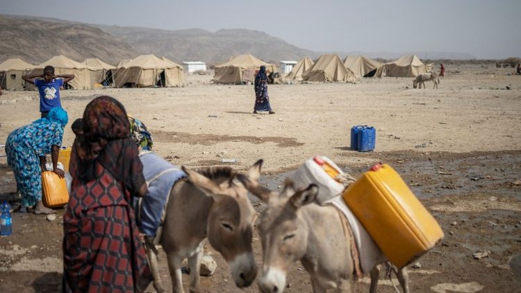 Gruppo di sfollati in Etiopia, colpita dalla carestia