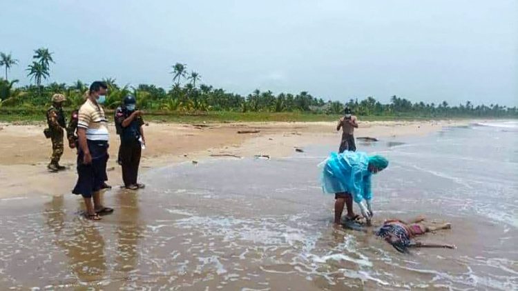 Mindestens 14 leblose Körper wurden den Angaben zufolge an einem Strand in Myanmar an Land gespült