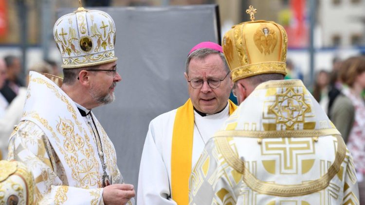 Bodhan Dzyurakh (links) im Gespräch mit Bischof Bätzing und dem ukrainischen Bischof Stepan Suss (rechts) auf dem Katholikentag