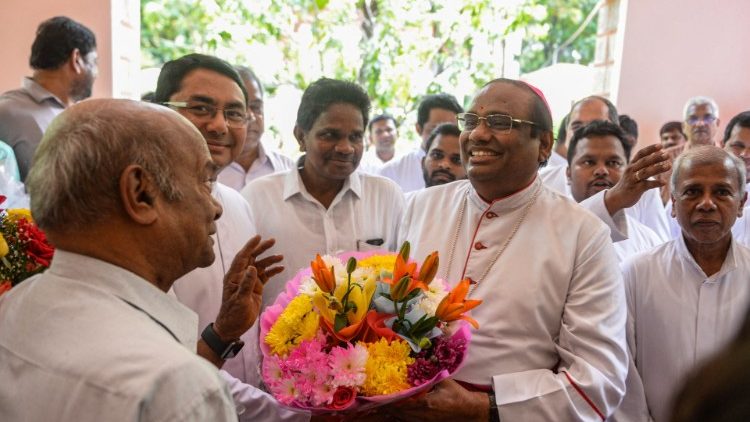 Der erste Dalit-Kardinal Anthony Poola wird an seinem Bischofssitz in Hyderabad zur Ernennung beglückwünscht