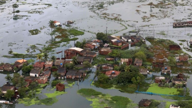Vista aérea de uma área em Recife, Pernambuco, atingida por enchentes causadas por fortes chuvas 