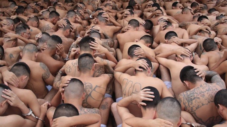 Des membres de deux maras, Salvatrucha et Barrio 18, à la prison de Ciudad Barrios, à  El Salvador. Une photo mise à disposition des médias par la présidence salvadorienne, à l'occasion des trois ans de présidence de Nayib Bukele.