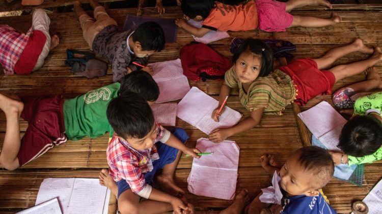 En Myanmar, se duplica el número de niños sin escolarizar, especialmente, entre los refugiados
