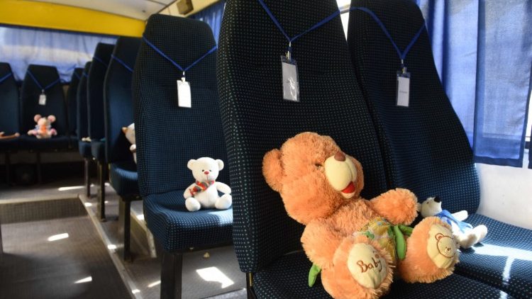 Des peluches dans un car à Lviv (ouest de l'Ukraine), le 1er juin 2022. 