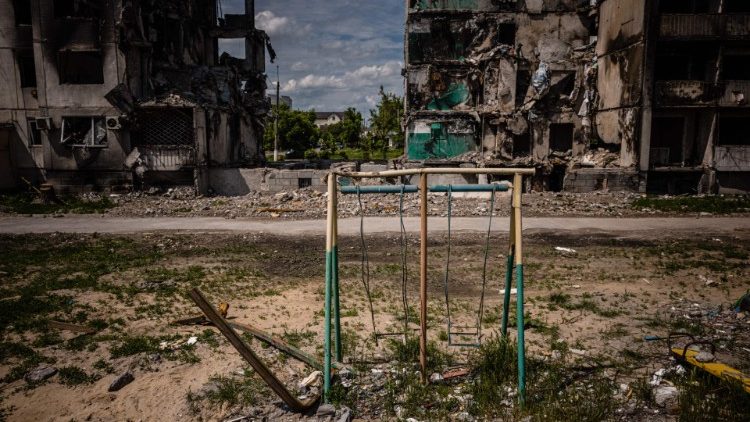 Playground e prdios destrudos por msseis russos em Borodyanka. (Photo by Dimitar Dilkoff)