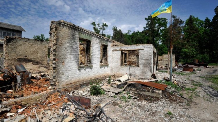 Ein zerstörtes Haus in der Nähe von Kiew