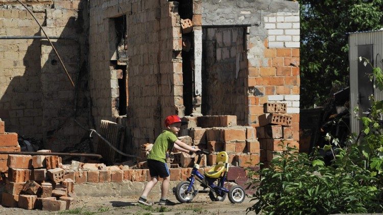 Eine vom Krieg zerstörte Schule in der Ukraine