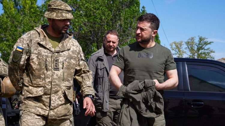 El presidente ucraniano Volodymyr Zelensky (R) visitando las posiciones de primera línea de los militares ucranianos durante un viaje de trabajo a la región de Zaporiyia