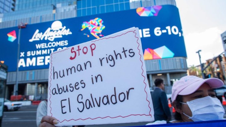 Des Salvadoriens manifestent contre le président d'El Salvador, Nayib Bukele, lors du Sommet des Amériques, à Los Angeles le 6 juin 2022. 