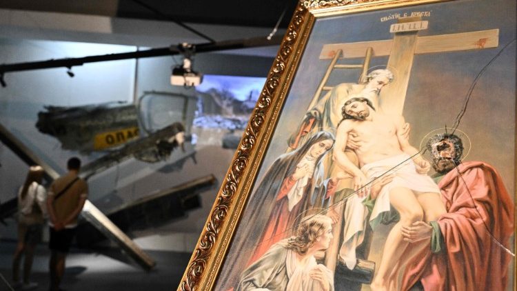 Pessoas visitam a exposição sobre a guerra em andamento "Ucrânia Crucificação" no Museu Nacional da História da Ucrânia na Segunda Guerra Mundial, em Kyiv, em 4 de junho de 2022. Foto de Genya SAVILOV / AFP