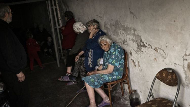 Personas viven en un refugio para protegerse de los bombardeos en la región oriental ucraniana de Donbás el 7 de junio de 2022