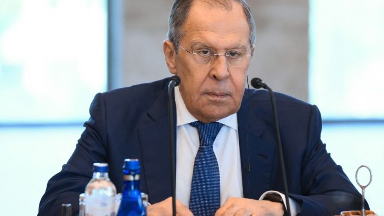 "La Russia si riserva il diritto di agire in difesa degli interessi nazionali", la nota dal ministero degli Esteri - nella foto il ministro Lavrov (AFP)