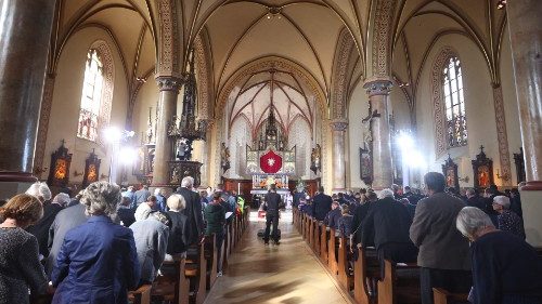 Bischöfe und Laien: ?Nicht als deutsche Kirche andere belehren