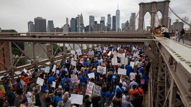 La Marcia dell'11 giugno sul Ponte di Brooklyn a New York