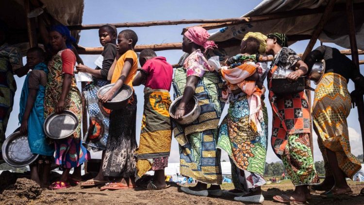Flüchtlinge aus dem Kongo bei der Ausgabe von Lebensmitteln in einem ugandischen Camp, Juni 2022