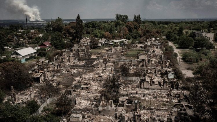 Edifici distrutti dai bombardamenti a Pryvillya, nell'est dell'Ucraina