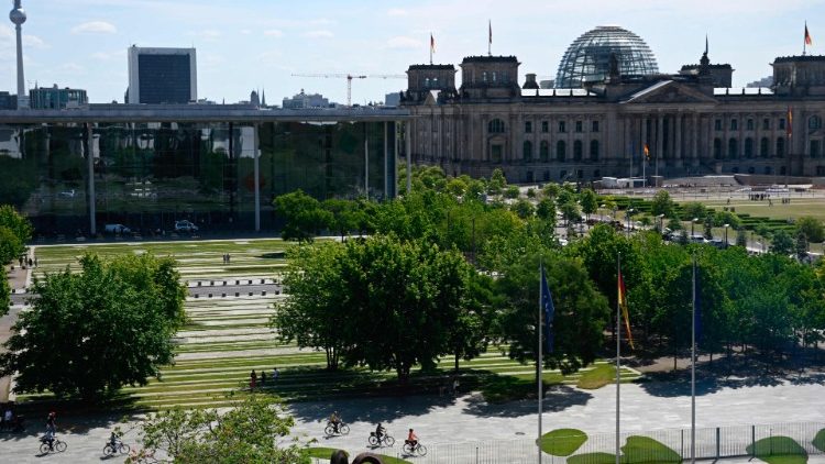 Blick aus dem Kanzleramt in Richtung Bundestag in Berlin