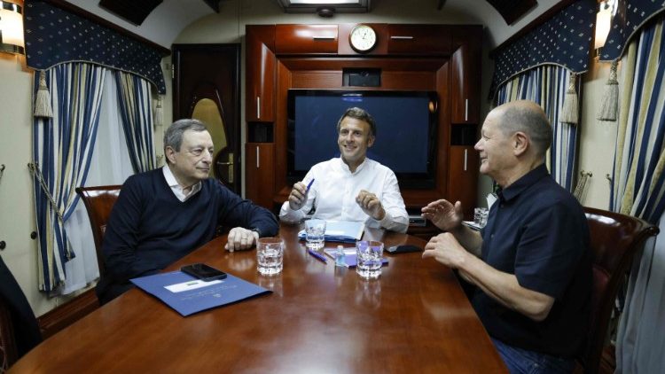 French President Emmanuel Macron (C), German Chancellor Olaf Scholz (R) and Italian Prime Minister Mario Draghi (L) travel on board a train bound to Kyiv, Ukraine (16 June)