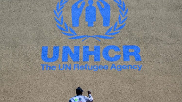 Frisch enthülltes Logo des UNHCR in 43 Metern Höhe an einem Wohngebäude in Berlin