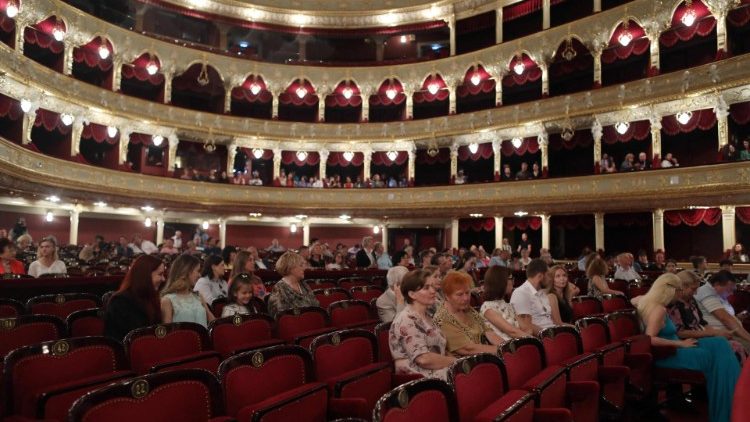 À espera de um concerto na Opera House em Odessa, em 17 de julho de 2022 (Oleksandr Gimanov/AFP)